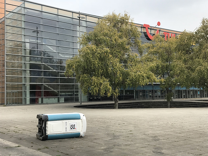 Einsames Dixi-Klo – vom Winde verweht