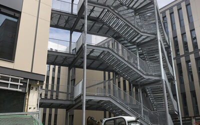 Monumentale Fluchttreppe beim MMBbS-Neubau